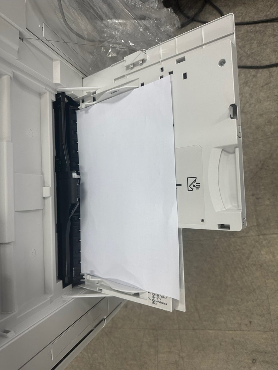 수동급지 트레이와 용지 가이드 예시